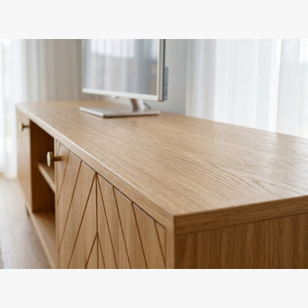 Masívna TV komoda Jessica 179 cm s frézovaným vzorom rybej kosti