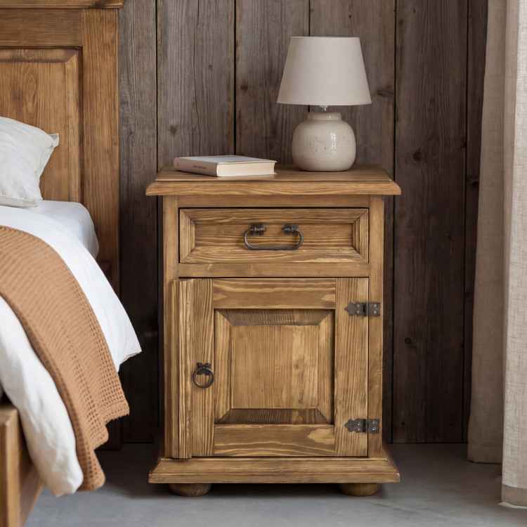 Nočný stolík vidiecky štýl