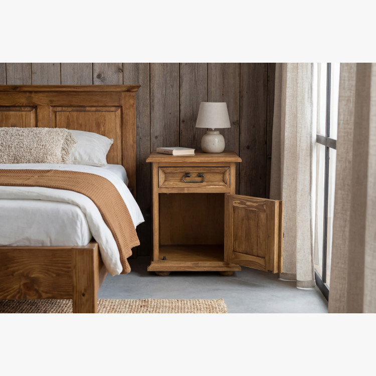 Nočný stolík vidiecky štýl