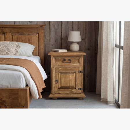 Nočný stolík vidiecky štýl