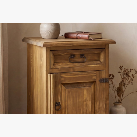 Nočný stolík vidiecky štýl