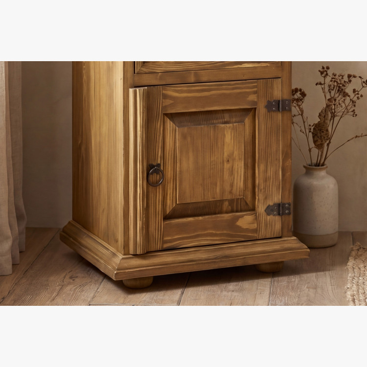 Nočný stolík vidiecky štýl