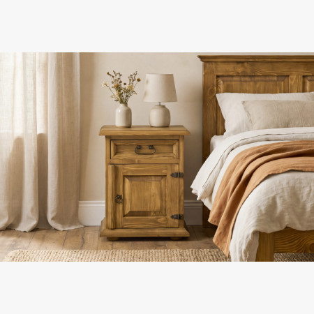 Nočný stolík vidiecky štýl