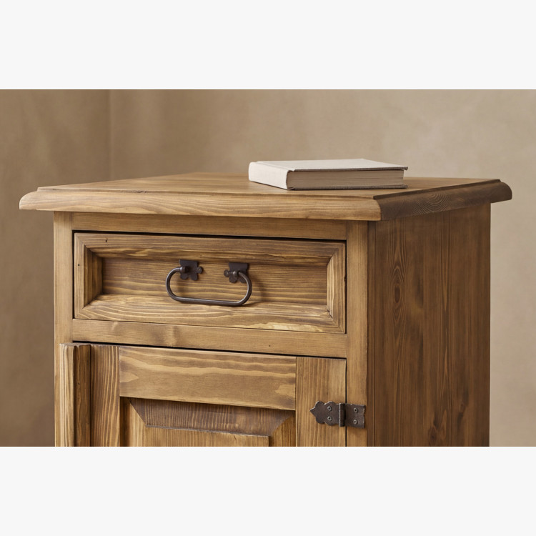 Nočný stolík vidiecky štýl