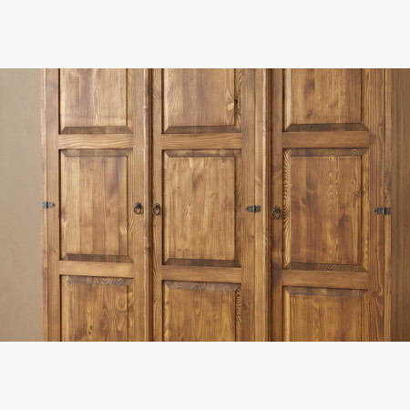 Trojdverová rustikálna skriňa