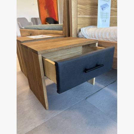 Outlet dubový nočný stolík z masívu 50 cm