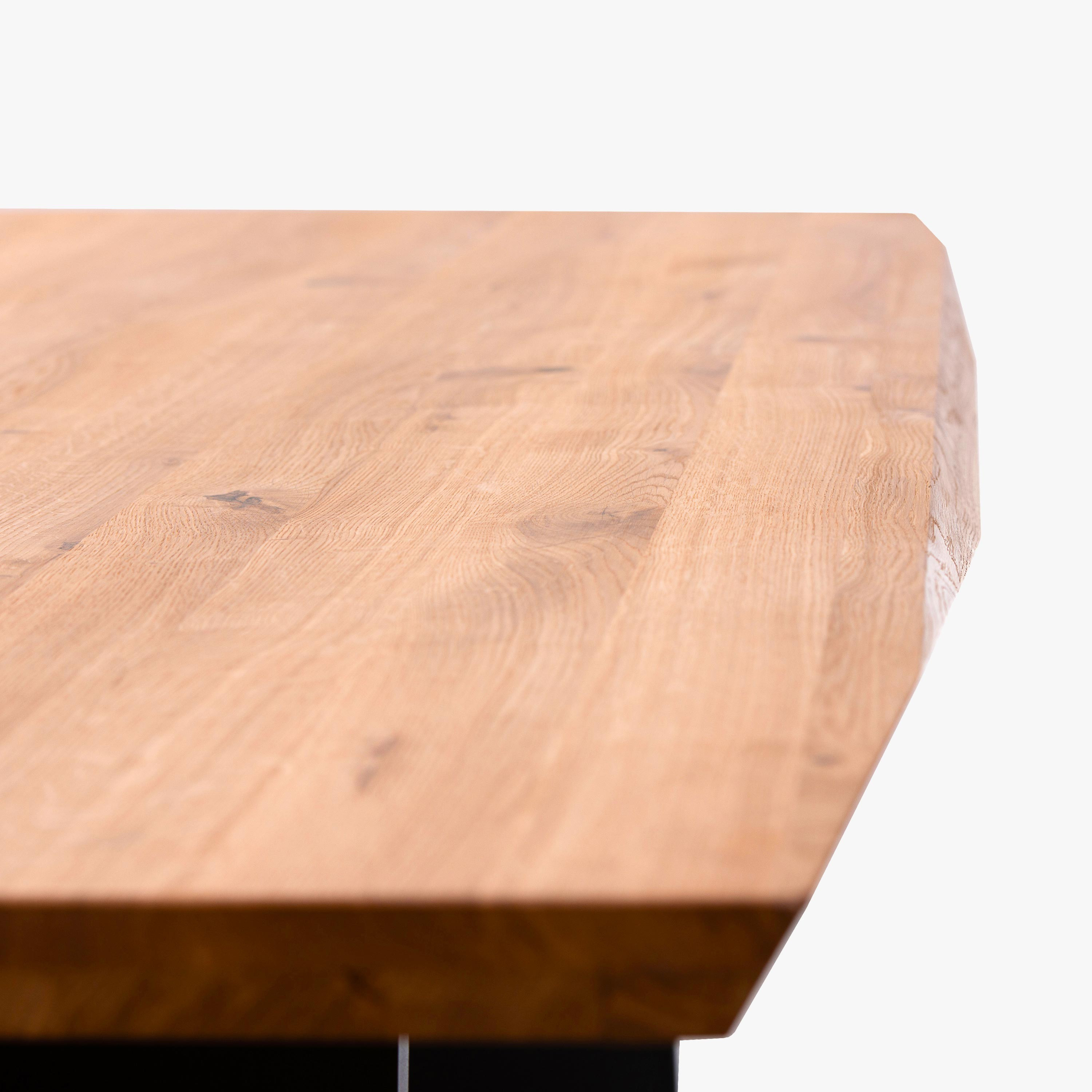 Drevený stôl do jedálne, čierne kovové nohy 