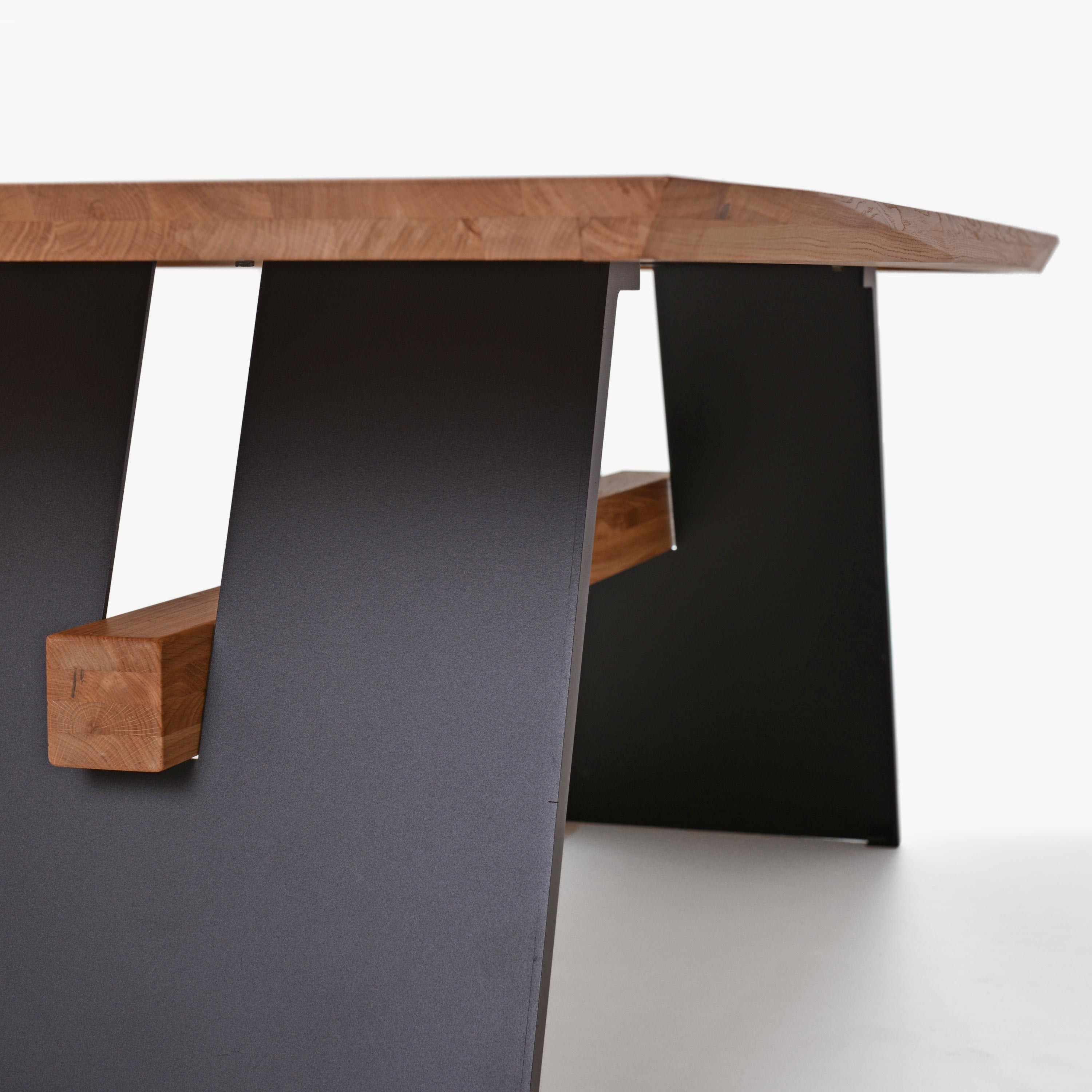 Drevený stôl do jedálne, čierne kovové nohy 