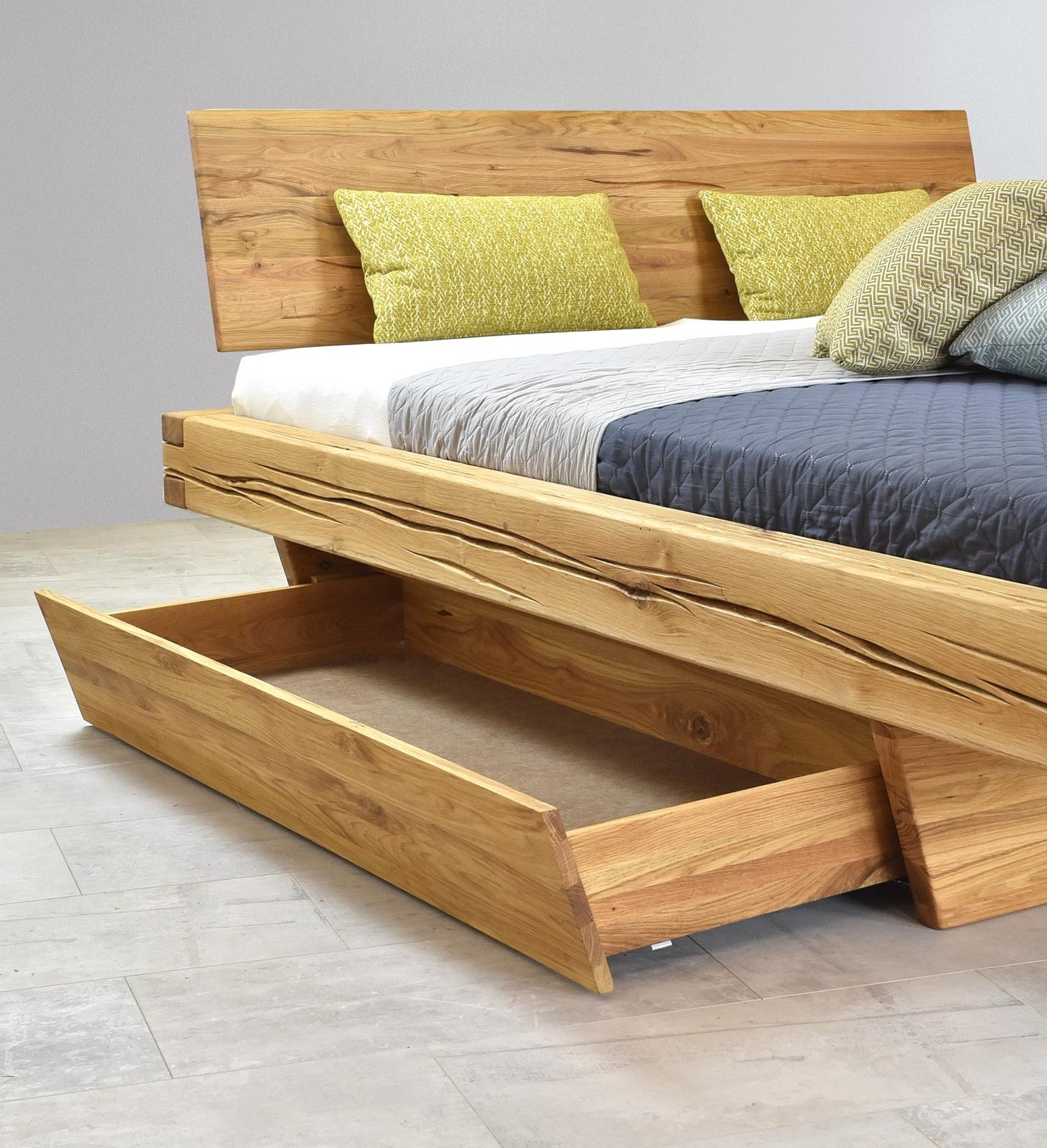 Dubová manželská posteľ so šuflikom pod postelou 