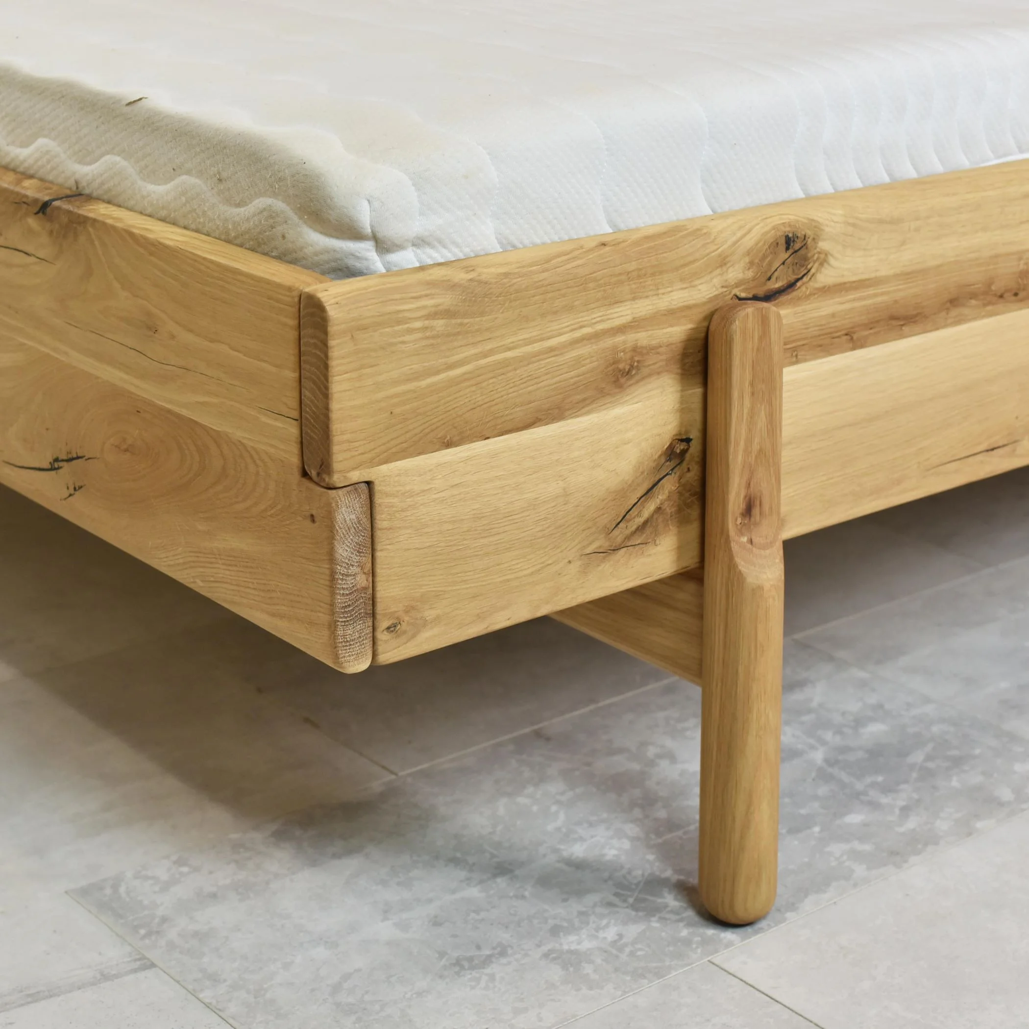 Manželská posteľ 180 x 200 akcia , vyrobená z dubového dreva 